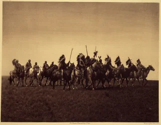 Brate háborús parti. A Sioux Brules csapata megismétli az ellenség elleni rajtaütést. A fénykép Edward S. Curtis észak-amerikai indiánokról szóló enciklopédiájának (1868-1952) 3. kötetéből készült, Theodore Roosevelt előszavával. 1907 és 1930 között 20 köt