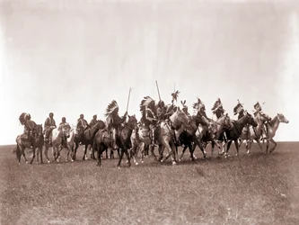 Brule Sioux War Party – Edward S. Curtis, 1907 körül (tónusos ezüst nyomat)