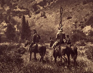 A Black Canonban. Az apszarokék, bár nem kizárólag hegyvidéki lakók voltak, mindig szerették a dombokat, és az egyhangú rétekkel szemben... az erdők árnyékát és a tiszta folyókat részesítették előnyben. A fénykép azt a szokást mutatja be, hogy fejpántot