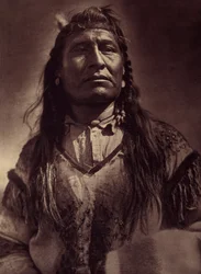 New Chest, Indian Piegan. A kép az Edward S. Curtis (1868-1952) által az észak-amerikai indiánokról szóló enciklopédiának 6. kötetéből készült, Theodore Roosevelt előszavával. 1907 és 1930 között 20 kötet jelent meg.