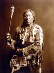 Running Rabbit (Aatsista-Mahkan 1833-1911), Blackfeet indián, kb. 1900, fénykép Edward S. Curtistől