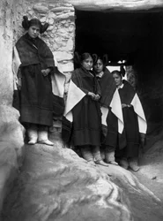 fiatal hopi indiánok Walpi faluban (Arizona)
