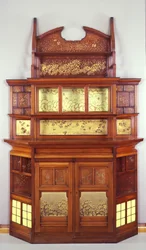 Harmónia sárgában és aranyban: The Butterfly Cabinet, 1877-78 (olaj, mahagóni, sárga csempével, sárgaréz díszlécekkel és üveggel)