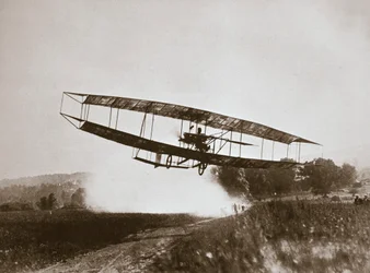 Glenn Curtiss amerikai pilóta az első levegőnél nehezebb repülést hajtja végre 1908-as júniusi hibájában.