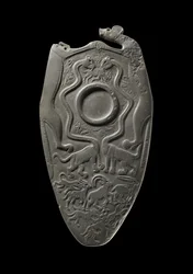 Ünnepélyes paletta szemfesték köszörülésére szolgáló tartállyal, faragott állatokkal körülvéve, a fő lelőhelyről, Hierakonpolis, Egyiptom, Kr.e. 3000 körül (pala)