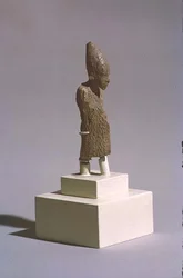 Felső-Egyiptom fehér koronáját és a Sed-fesztivál köpenyét viselő király alakja, az abüdoszi Ozirisz-templomból, kora dinasztikus kor, Kr.e. 3000 körül (lásd még 23814).