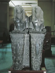 Amenemhat kettős szobra, mint Nílus istene Tanisból