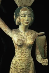 Női áldozathordozó, kezében vizesvázával, fején edénnyel, egyiptomi, Középbirodalom, kb. i. e. 1950 (stukkózott és festett fügefa) (93791 részlete)