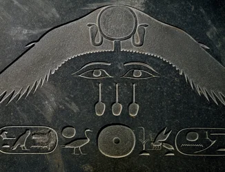 III. Amenemhat piramidionja, magassága 140 cm, bazalt, Dahsúrból, részlet, egyiptomi civilizáció, Középbirodalom, XII. dinasztia