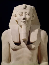 I. Sesostris (Kr. e. 1971-28) ülő szobra, eredetileg az al-Lisht-i (mészkő) Szeszosztrisz halotti templomából (részlet)