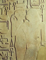 I. Szeszósztrisz (uralkodott Kr. e. 1971-28 között), amint Ptah isten átöleli, dombormű Amon templomából, Karnak