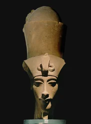 IV. Amenhotep, kettős koronával ...