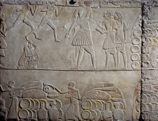 Élelmiszerek elhelyezése a raktárakban, mészkő faldombormű, Horemheb memfita sírjából Szakkarában, Egyiptomi civilizáció, Újbirodalom, XVIII. dinasztia