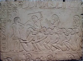 Fegyveres őrökkel körülvett fekete foglyok, dombormű Horemheb szakkarai memphiszi sírjából, egyiptomi civilizáció, Újbirodalom, XVIII. dinasztia
