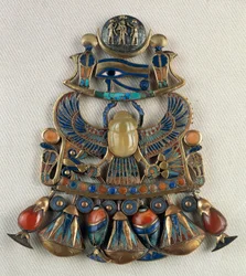 Mellpáncél nap- és holdemblémákkal, Tutanhamon sírjából, Théba, Egyiptom, Aranyművesség, Egyiptomi civilizáció, Újbirodalom, XVIII. dinasztia