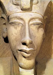 IV. Amenophis (Akhenaten) mellszobra (i.e. 1364-1347) a karnaki Amun-templomból, ie 1353-1337 körül (homokkő) (részlet)