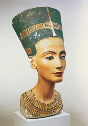 Nefertiti királynő mellszobra, Thutmose szobrászművész Tell el-Amarna műterméből (festett mészkő) (lásd még: 114019, 114020 és 267404)