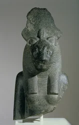 Sakhmet mellszobra egy ülő szoborról, akár a Mut körzetből, akár Amenhotep III halotti templomából (granodiorit)