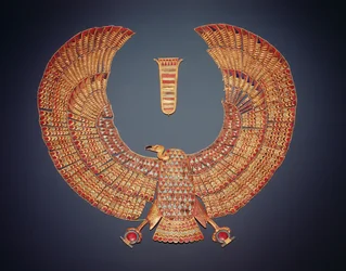Nekhbet keselyűistennő alakú nyakék, Tutanhamon sírjából (kb. Kr. e. 1370-1352), Újbirodalom, féldrágakövekkel berakott arany