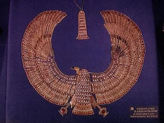 Nyakörv Nekhbet keselyűistennő alakjában, Tutanhamon sírjából (Kr. e. 1370-52) Új Királyság (arany féldrágakövekkel kirakva) (lásd még: 227994)
