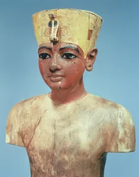 A fiatal Tutanhamon modellje (kb. i. e. 1370-52), az Alsó-Egyiptom királyainak koronája és Nofertiti fejéke közötti kompromisszumot viselve
