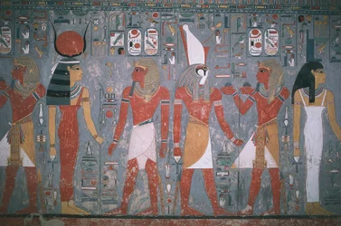 Egyiptom, Théba, Luxor, Királyok völgye, Horemheb sírja, Horemhebet ábrázoló falfestmény Isis istennő és Hórusz isten között, Újbirodalom, XVIII. dinasztia