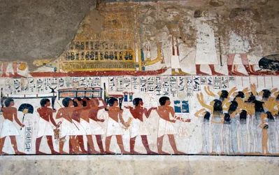 Egyiptomi antikvitás: „” áldozathordozók és sírás”” Ramose vezír sírjának freskója (18. dinasztia). Luxor, Ciszjordánia, Nemesek Völgye Egyiptom – Az ókori Egyiptom: hordozók és gyászolók felajánlása. Freskó Ramose vezír sírjából (18. sz