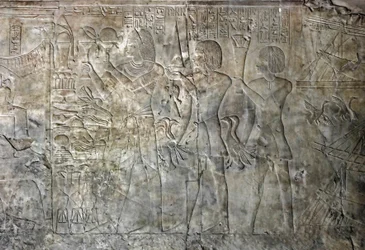 Egyiptomi antikvitás: Kha em Het (Khaemhat) padlásfelügyelő és írnok sírjától kapcsolódik az adományhordozókat képviselő Amenophis III (TT57) udvarához. 18. dinasztia. Kr.e. 1530-1290. Vallee des Nobles. Luxor, Ciszjordánia, Egyiptom