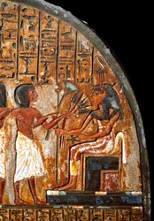 Egyiptomi antikvitás: Minhotep temetkezési sztéléje: egy részlet, amely Hathor istennőnek, aki az élet kulcsát egy Anszi-kereszt (Ankh) alakjában tartja, virágot ajánl fel. 18. dinasztia. Kr. e. 14. század. Torino, Egyiptomi Múzeum.