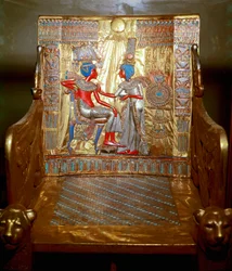 Egyiptomi antiquitis: arany fából készült trón, amelyet Tutanhamon festett, a fáraó trezorának részeként. Ankhesenpaaton királynő (Ankhesenpaamon, Ankhesenamon) ábrázolása, aki olajjal masszírozza bátyja és felesége, Tutanhamon vállát.