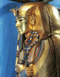Egyiptomi civilizáció, Tutanhamon szarkofágja, arannyal és féldrágakövekkel díszítve