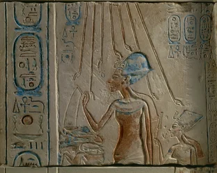 Egyiptomi metszet, amely Ehnatont és Nefertitit ábrázolja a napkorongot imádó Tall al-Amarnából, Egyiptomból, Új Királyságból, XVIII. dinasztia