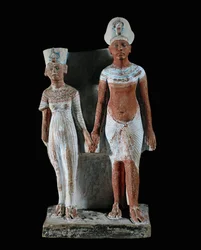 Akhnaton és Nefertiti figurái ...