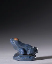 Béka amulett, ie 1380-1330 körül (polikróm fajansz)