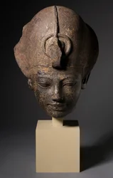 A kék koronát viselő Amenhotep III feje, ie 1391-1353 körül