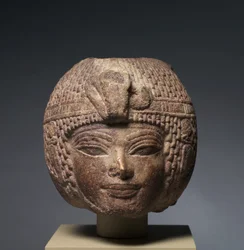 A kerek parókát viselő Amenhotep III feje, ie 1391-1353 körül