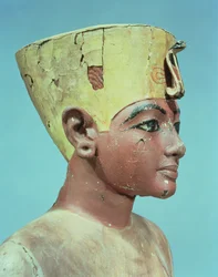 Az alsó-egyiptomi királyok koronája és Nefertiti fejdísz (festett és stukkós fa) közötti kompromisszumot viselő fiatal Tutanhamon (Kr. e. 1370-52) próbabábu feje (lásd: 148489)