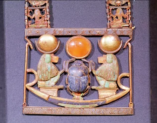 A Felkelő Nap nyaklánca, Tutanhamon sírjából (Kr. e. 1370-52) Új Királyság (arany, féldrágakövekkel kirakott) (153788. részlet)