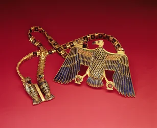 Nyaklánc keselyű medállal, Tutanhamon sírjából (Kr. e. 1370-1352) Új Királyság (lapis lazulival és corneliannal kirakott arany) (lásd még: 228214)