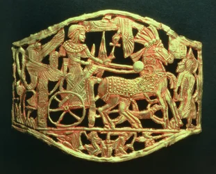 Áttört tábla vagy csat, amely a királyok diadalmas visszatérését mutatja be foglyokkal, Tutanhamon sírjából (Kr. e. 1370-52) Új Királyság (arany) (lásd még: 391017)