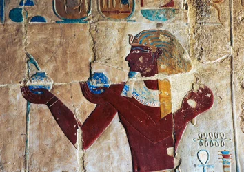 Thutmose festett domborműve, amint bort kínál Sokarisnak, Hatsepszut halotti temploma, Deir el-Bahari, Luxor, Théba (Unesco Világörökség listája).