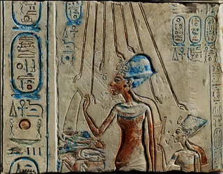 Akhenaten fáraó és Nofertiti felajánlja az áldozatot Aten istennek.