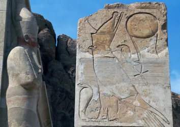 Oszlop Hórusz domborművével és dupla koronával az ureuszon nyugvó, a királyi hatalom szimbóluma, Hatsepszuti Halotti Templom, Deir el-Bahari, Luxor, Théba (az Unesco világörökségi listája