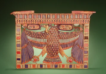 Felső-Egyiptom keselyűjével díszített pilon mellkas, Tutanhamon sírjából (Kr. e. 1370-52) Újbirodalom (üvegpasztával kirakott arany cloisonne)
