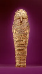 Az egyik baldachinos koporsó hátulnézete, Tutanhamon sírjából (Kr. e. 1370-1352) Új Királyság (színes üveggel és corneliannal kirakott vert arannyal) (lásd még: 227990-91)