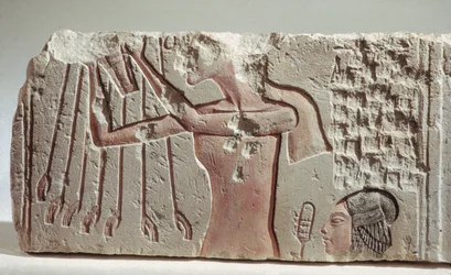Dombormű, amely Akenhatent és lányának felajánlását ábrázolja az Atonnak, Új Királyság, ie 1352-1336 körül (mészkő)