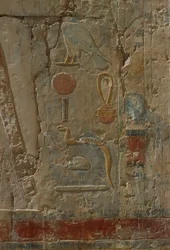 Hóruszt ábrázoló dombormű, Hathor istennő kápolnája a Hatsepszuti Halotti Templomból (Kr. e. 1503-1482) Új Királyság (festett mészkő)