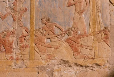 Csónakon evező férfiakat ábrázoló dombormű, Hathor istennő tiszteletére díszített fal, részlet a Hatsepszuti Halotti templomból (Kr. e. 1503-1482) Új Királyság (festett mészkő)