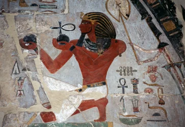 Thutmose bort kínáló dombormű, Hatsepszut halotti temploma, Deir el-Bahri, thébai nekropolisz (UNESCO Világörökségi lista).