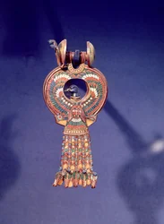 Jobb fülbevaló egy pár fülbevaló kékmadárral, Tutanhamon sírjából, a Királyok Völgye, Théba, Kr.e. 1347-37 (arany és olvadt üveg) (lásd még: 344028)